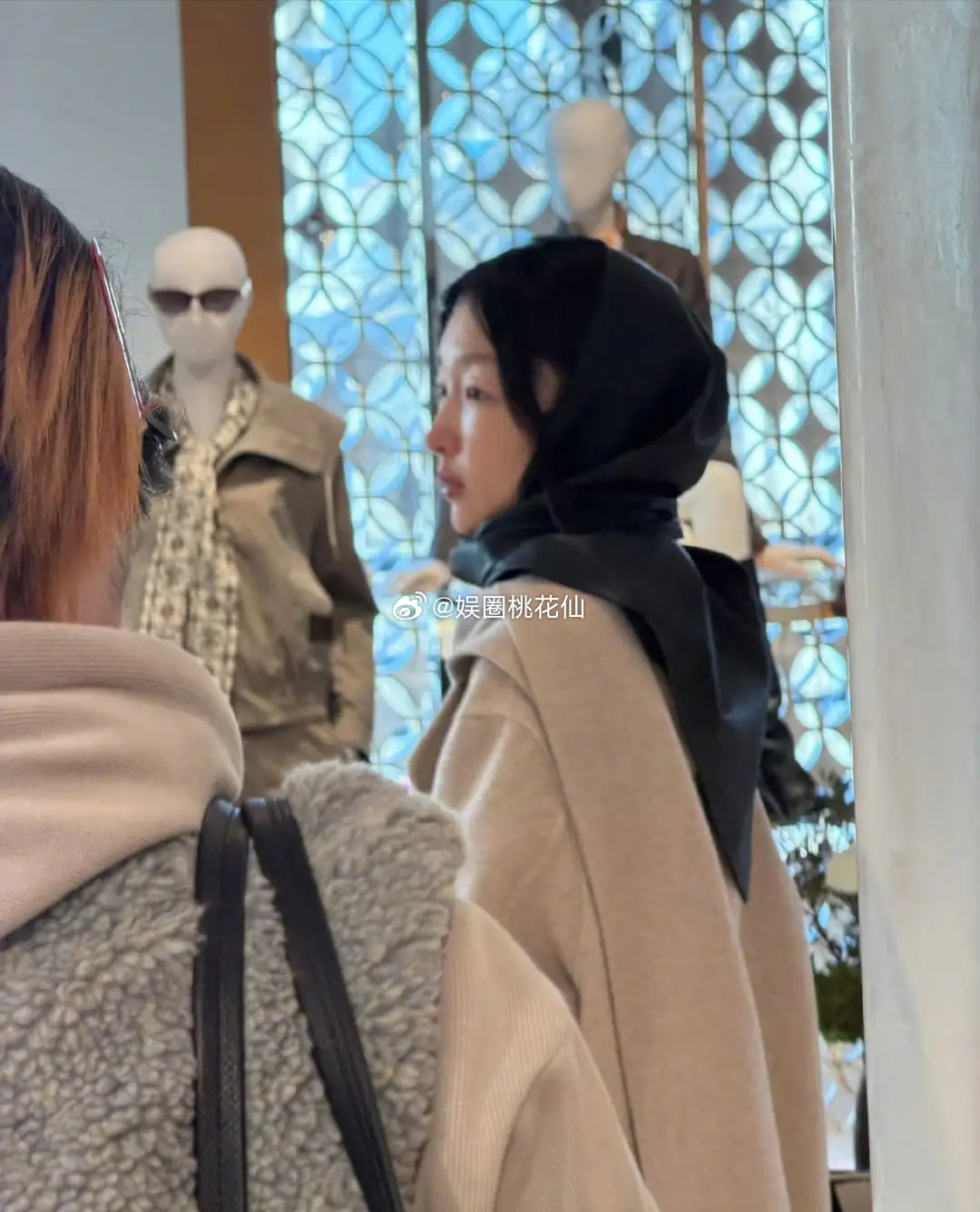 周冬雨巴黎素颜逛街，围巾包头，温柔又美丽，气质出众，随性模样格外动人。 