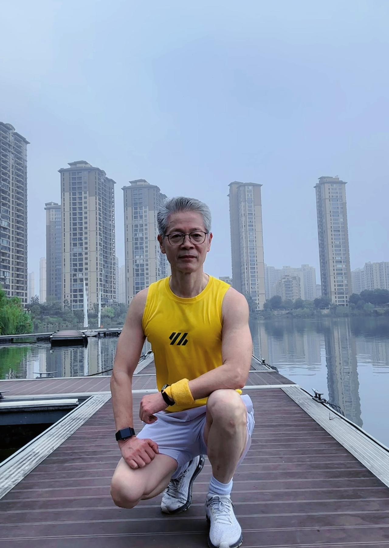 必须和友友理清一个观念：运动，并不是越多越好。

长期极限耐力训练，会让心脏承受