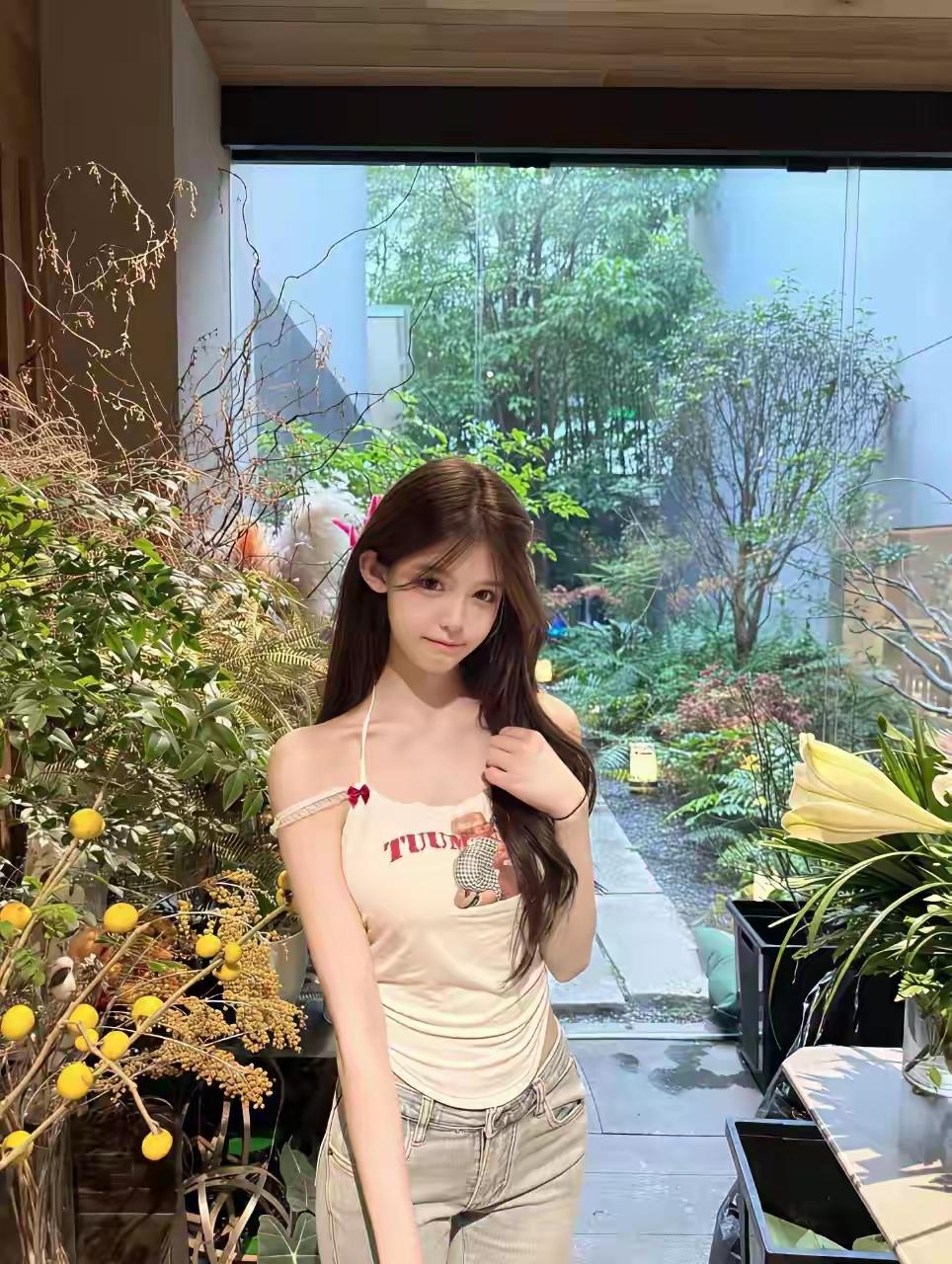 核心公式：米白挂脖/吊带 + 浅蓝牛仔裤 = 纯欲天花板
打造「干净、松弛、又带