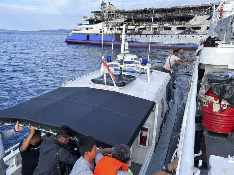 印尼一艘渡轮航行途中起火 已致5人遇难、41人失踪海外新鲜事 印度尼西亚搜救部门