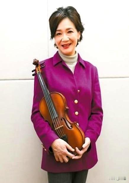 靳东这次在两会现场可真是把“师奶杀手”的称号坐实了！

有网友拍到他和香港小提琴