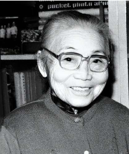 1925年，55岁的苏州富商潘祖年，把寡居的20岁孙媳妇留在房间，对她说：“你守