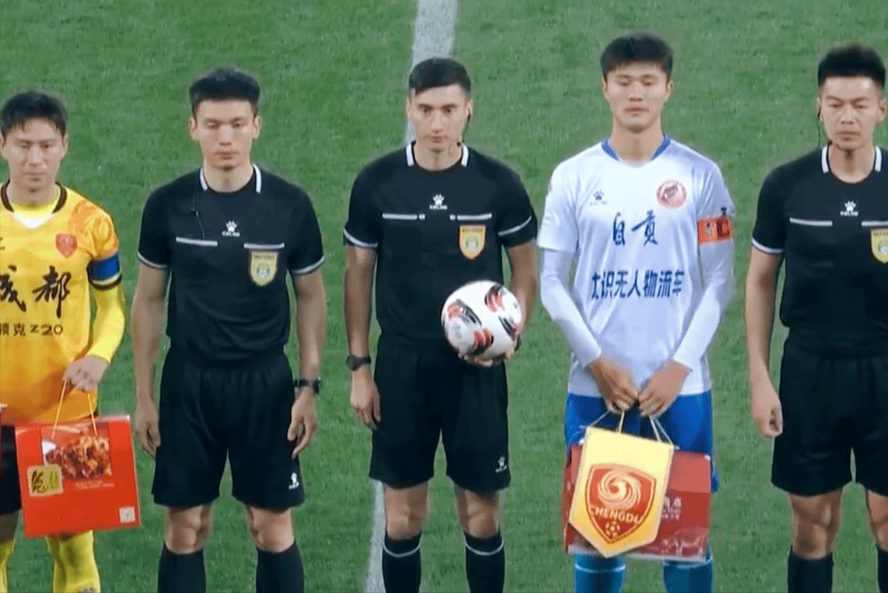 打脸来得太快！
足协停哨形同虚设，
麦麦提江转头找到新活。

中超赛场因漏判山东