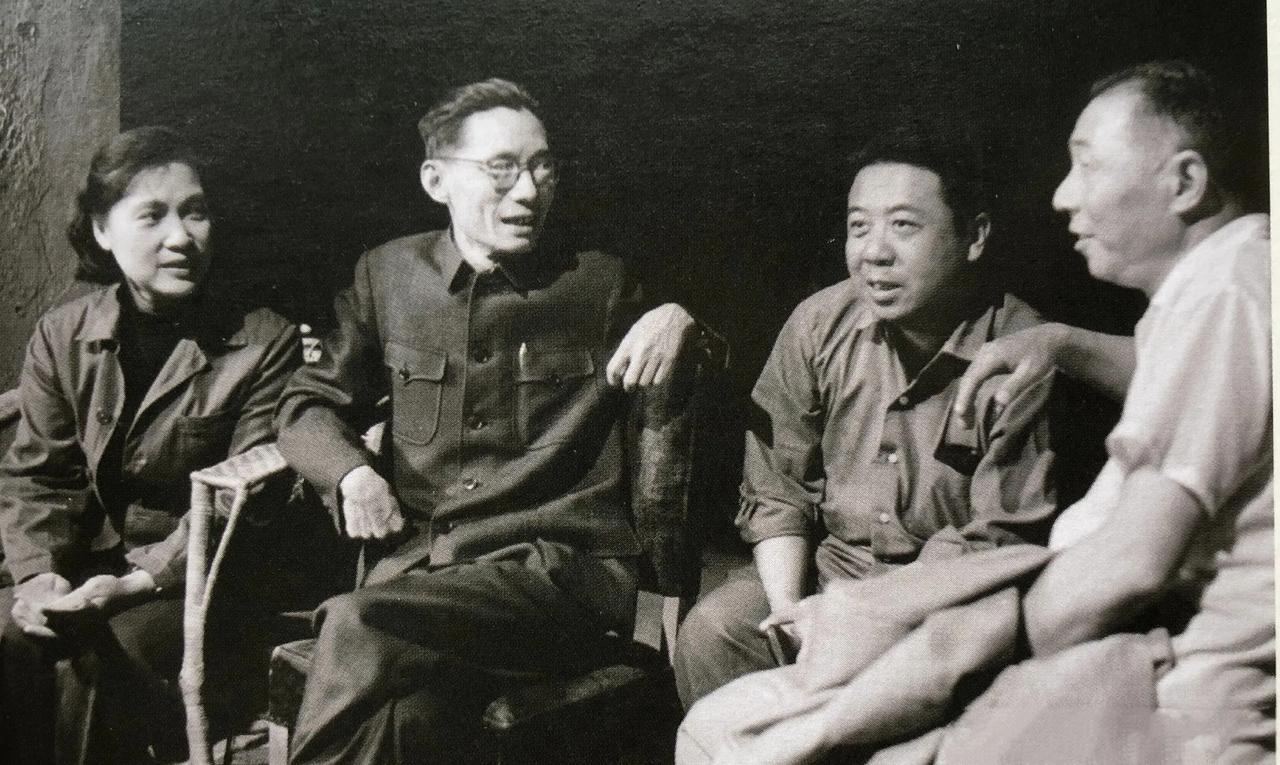 图一 《浪涛滚滚》主演秦怡 导演成荫在听取谢衍意见
拍摄这部电影时秦怡已经四十出