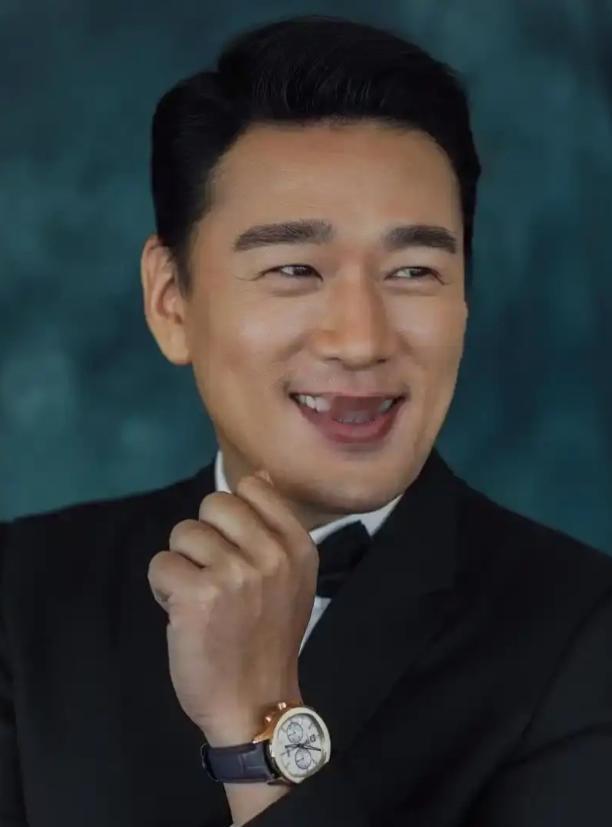 当年，王耀庆为了打游戏4个月不出门，买8台电脑，20个账号。可是房东女儿收租时，