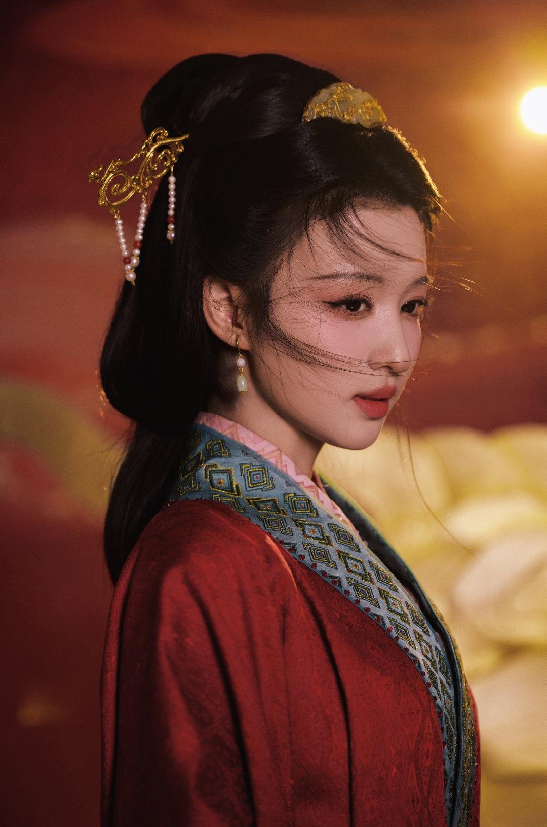 马年春晚过后，
王楚然要笑得合不拢嘴了。
今年真是她的幸运年啊。

昨天春晚她以