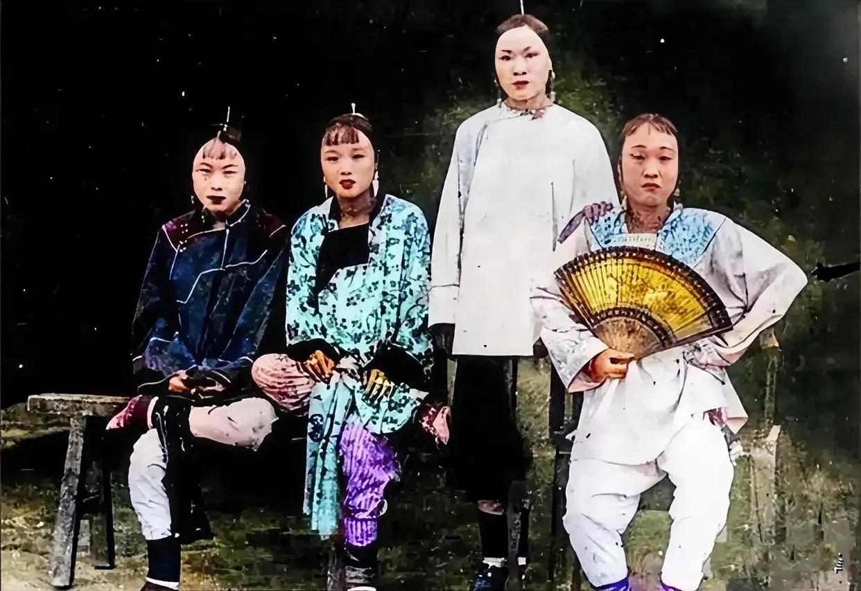 不要被电视剧骗了，清末真实的妓女是长这样的。

她们并没有电视剧上的没有漂亮，和