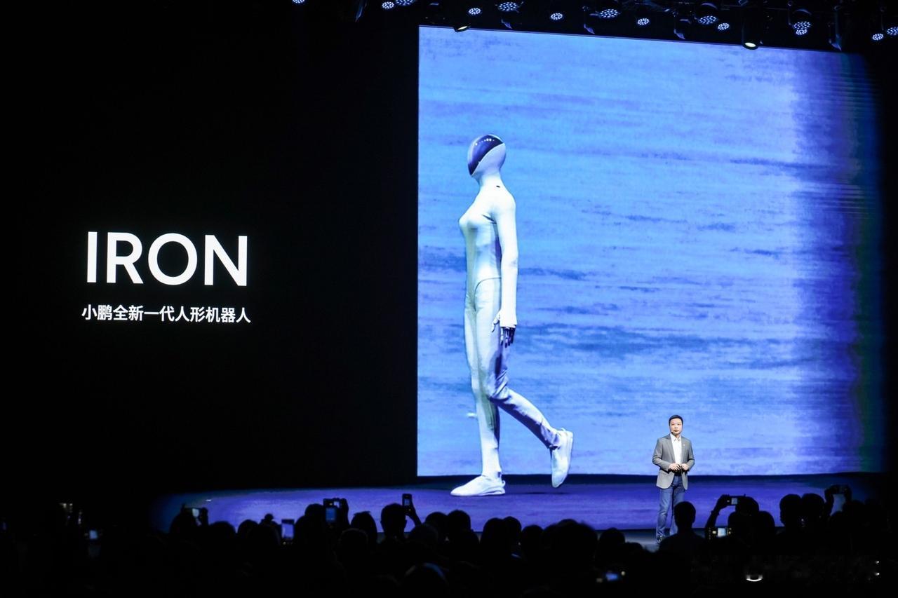 网上好多人说小鹏科技日上小鹏的新一代IRON人形机器人是真人假扮的！
小鹏为了自