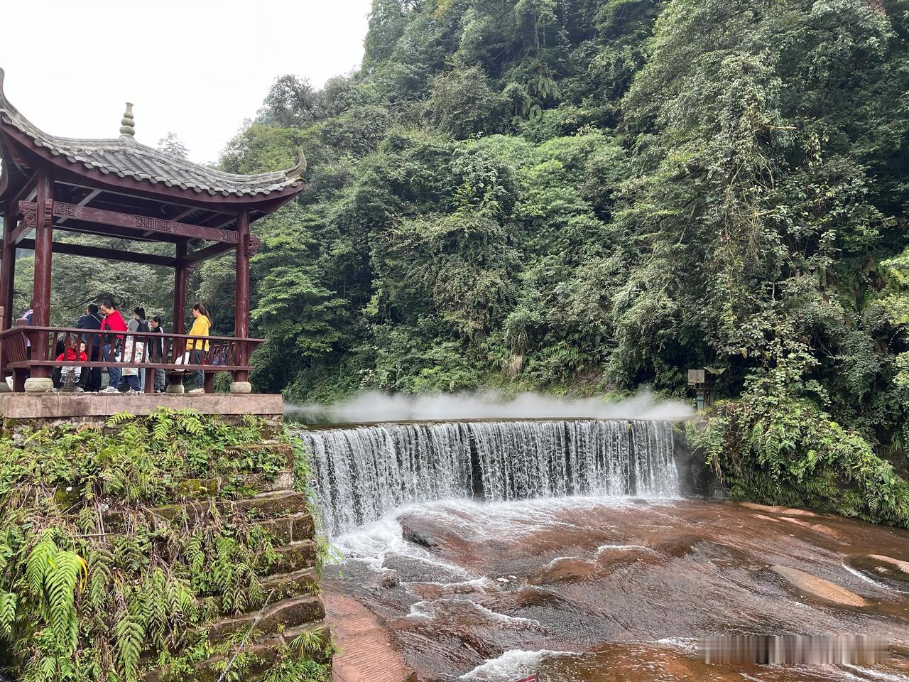 #以秋为题写对联#
上联：秋霜染叶千山赤
下联：暮雨敲窗万籁幽
上联描绘了秋天的