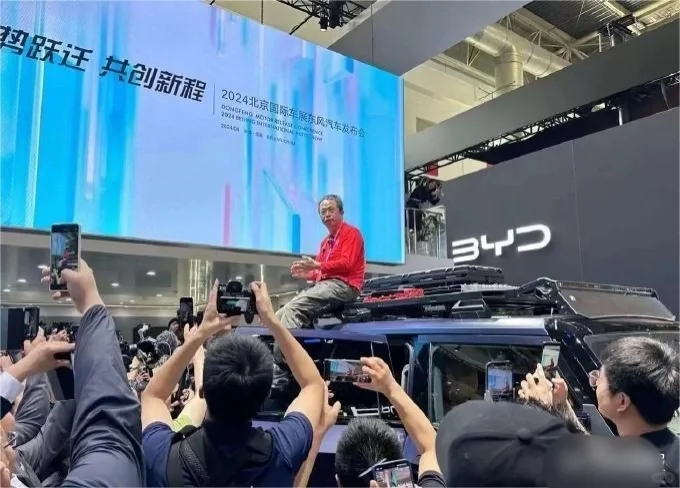 我真是纳闷儿了，周鸿祎好好的CEO不干非要心血来潮的挤进车圈当网红！你说他又不造...