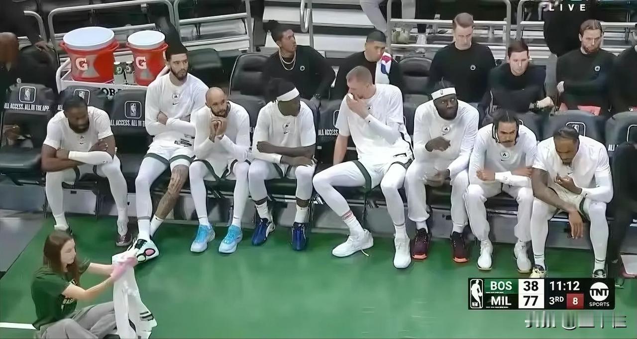 雄鹿狂胜凯尔特人止颓势！本场比赛体现三个有趣的事实！

1，“票王”很生气，后果