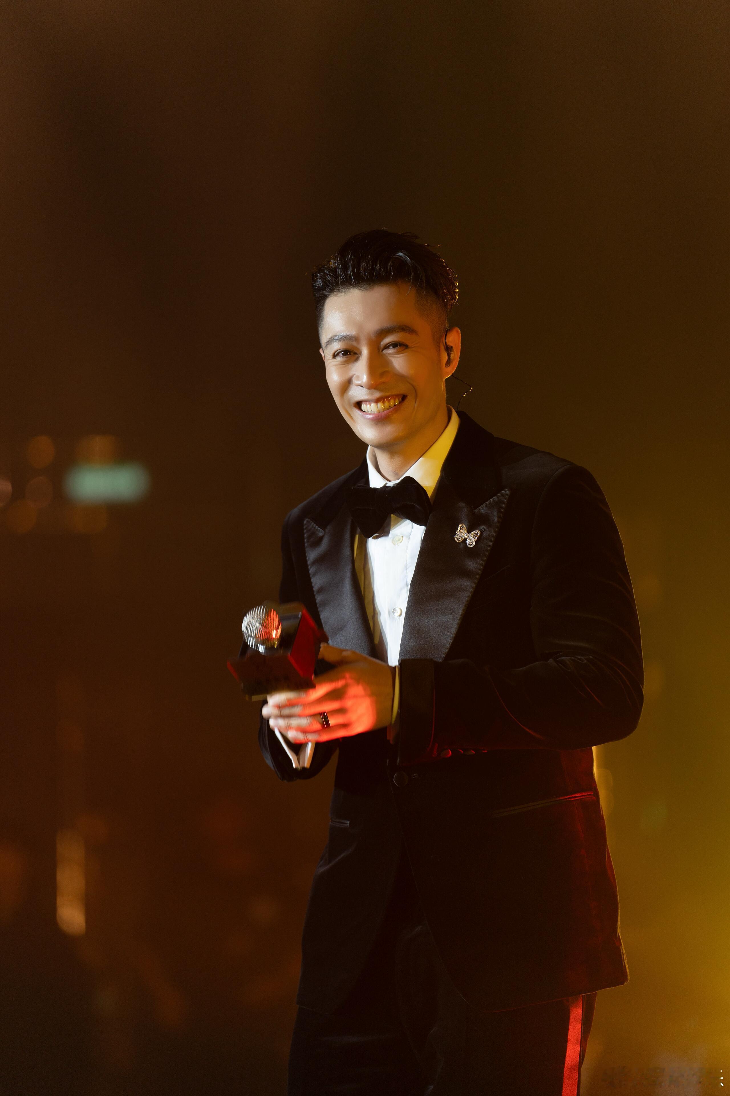 难怪都说周柏豪快成为了专业证婚人，只要有他在的时候新人夫妇就在！这哪里是歌手啊，