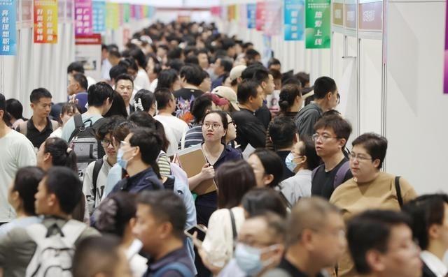 好不容易买房，房价跌了；改善生活买车，车价缩水；孩子终于读大学，学历又不值钱了。
