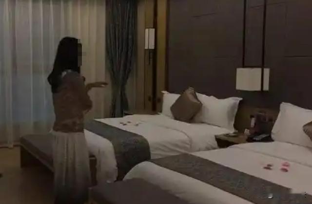 河北，一男子求爱成功，带着女子去酒店里开房。在宾馆办理登记的时候，前台却没有核实