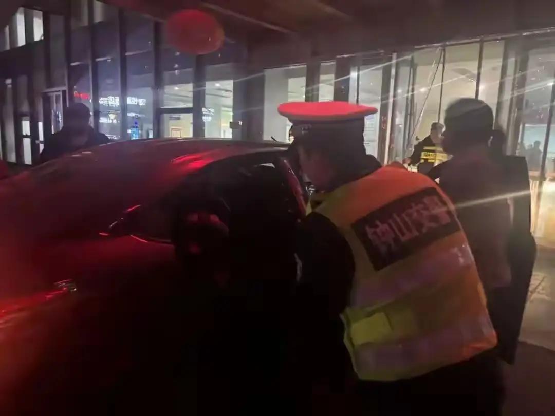 警笛破空，生命接力：青海街头的“生死时速”

诸位，今儿咱们单说一桩发生在青海街