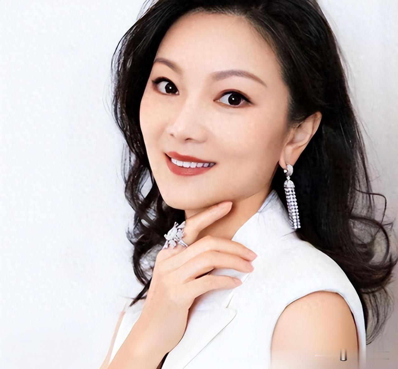 陈婷嫁给张艺谋，十二年黑户，值不值？
我看了很多关于陈婷和张艺谋的故事，发现大多