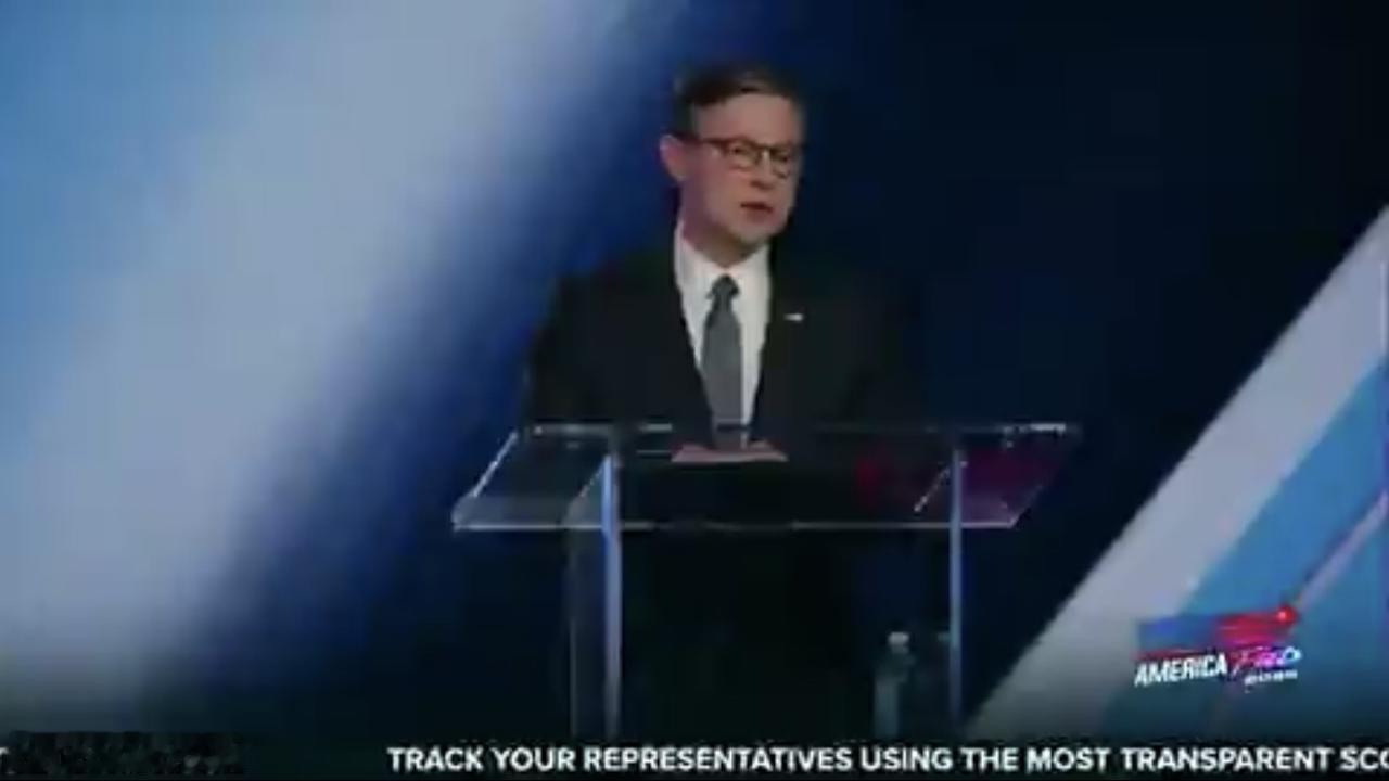 美国众议院议长迈克·约翰逊确认在国会大厦竖立查理·柯克雕像的计划：

“没错，我