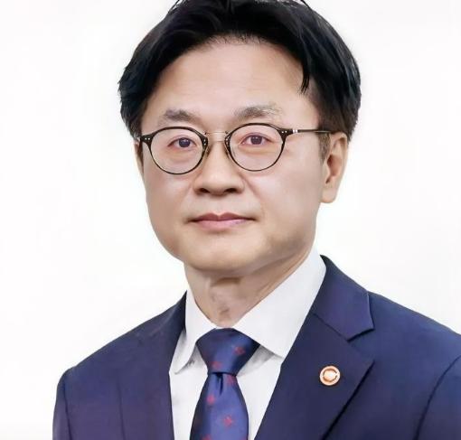 韩国部长喊话：我最担心中国了！
 
8月6日，韩国产业通商资源部长金正官表示，真