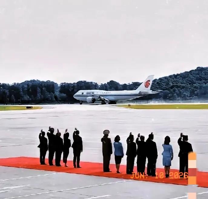 飞机已然升空，地面的人仍在不停挥手，这一幕真的格外动人。

看完这张照片，心里瞬