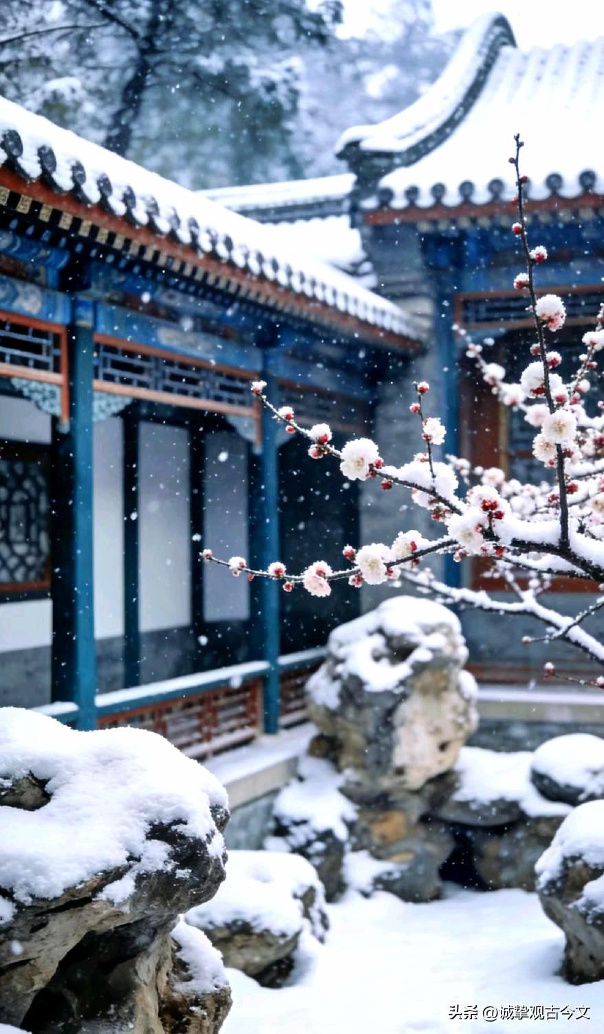 漫步静心斋，庭院幽深，黛瓦覆雪，朱廊凝霜，假山叠石，错落有致。积雪裹着怪石，勾勒