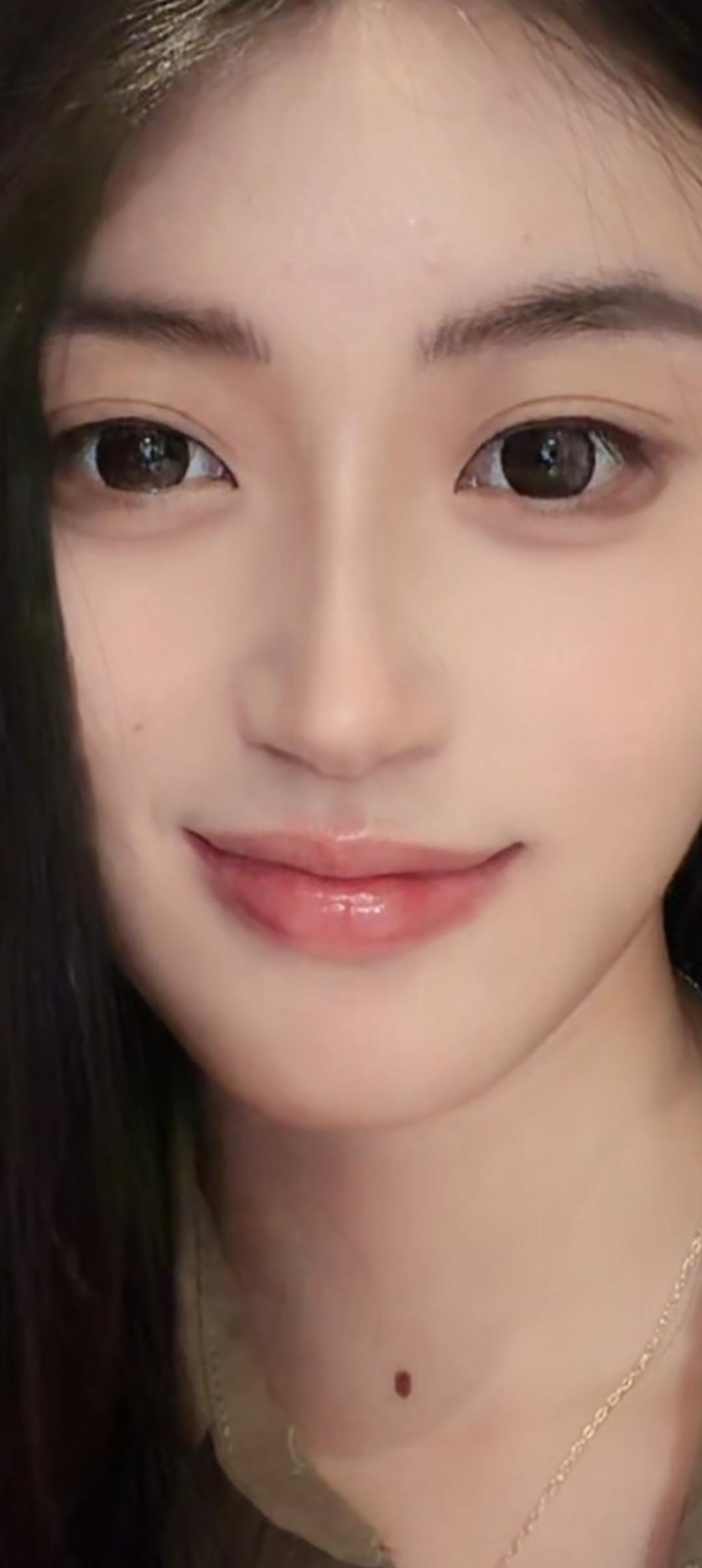 这姑娘皮肤真白，笑起来好甜！