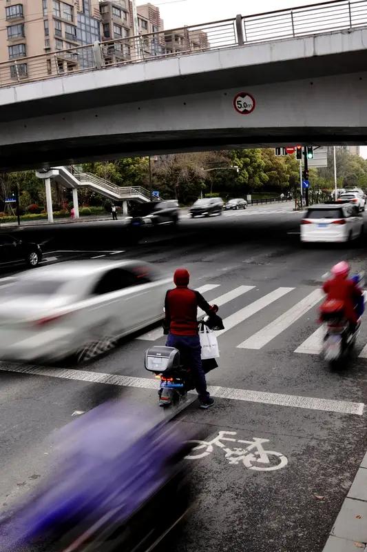 抢黄灯、闯红灯...现在欠费25万，垫付“卡进胡同”。湖州的袁女士反映，她父亲7