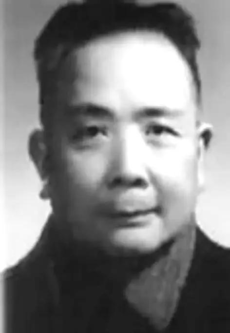 1951年春天，新疆迪化监狱里一个戴着镣铐的中年人被临时叫出牢房，他满脸疲惫，以