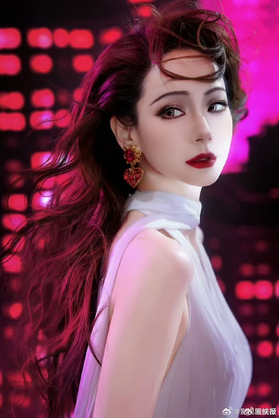 戚薇李承铉白色情人节cos月下迷情白色情人节的浪漫暴击直接拉满！戚薇李承铉再度解