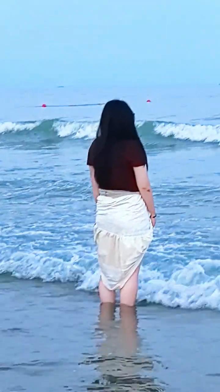 青岛石老人海水浴场。
浪来啦。