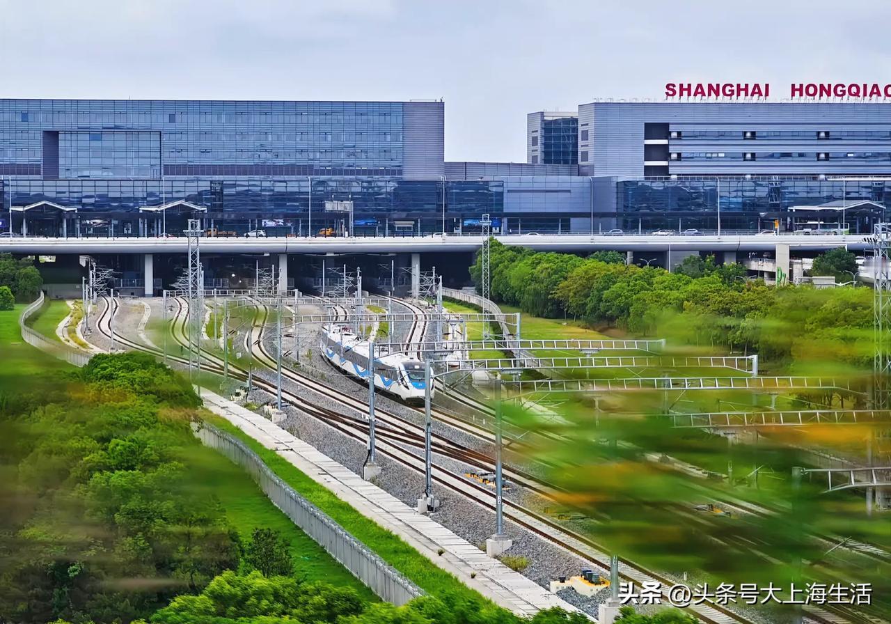 偶遇上海机场联络线试车，虹桥站的规模看着一点都不小。曾经在魔都上班觉得通车是很遥