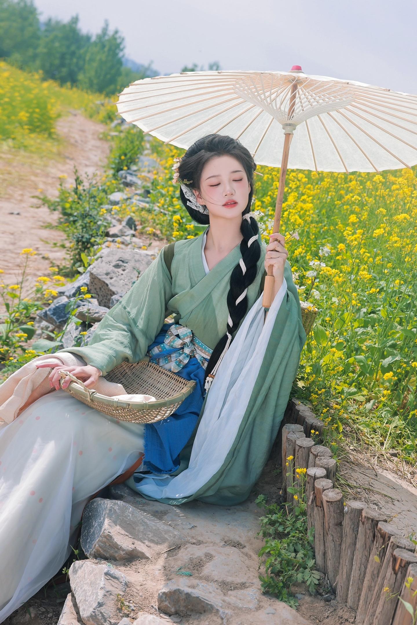 穿成种田文女主——贫穷，但有系统。摄/后：我
出镜