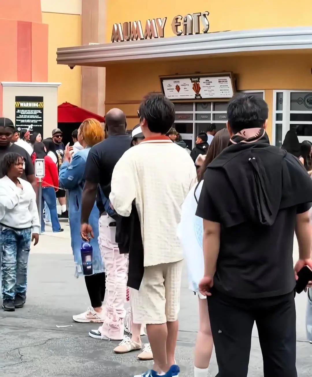 38岁王思聪和几位女伴现身美国加州，他穿着一身休闲服，素颜不修边幅，他头发蓬松微