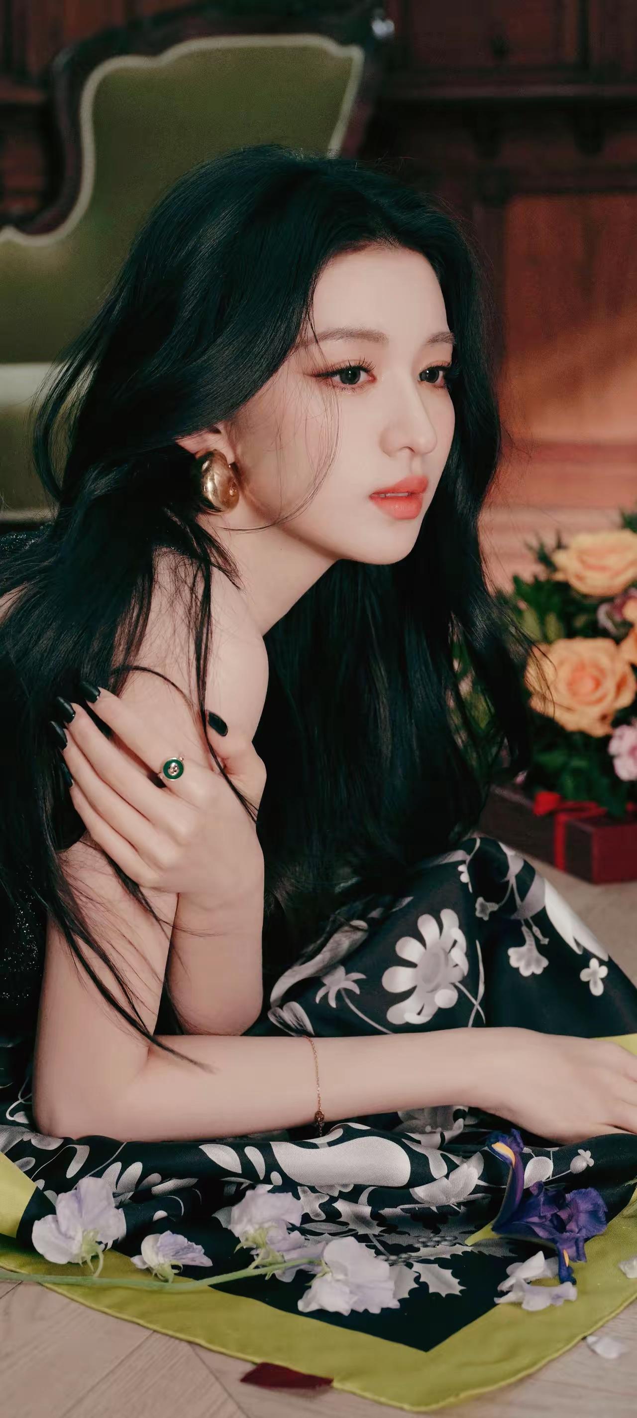 优雅黑发少女，复古花裙，沉思瞬间。