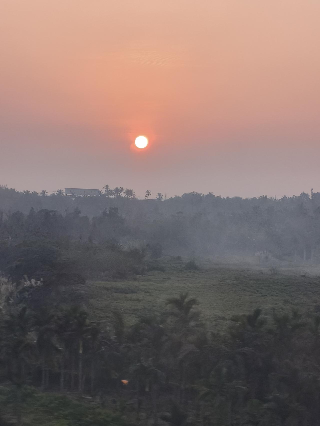 坐着高铁追落日[大笑]