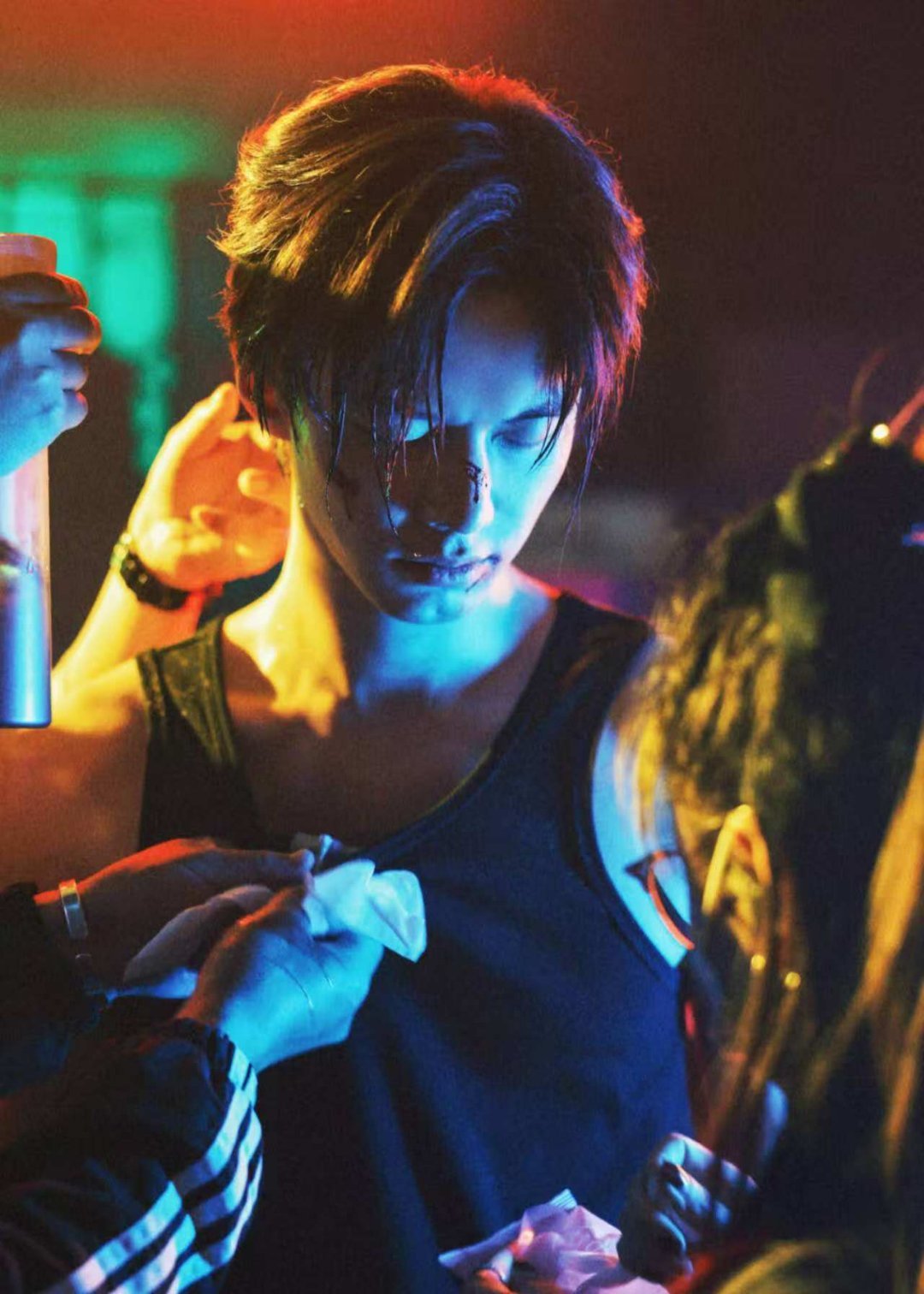 何与收拾好扳手钳子撬棍准备升咖吧扳手与赛车服之间，藏着两面人生。何与演活了这个在