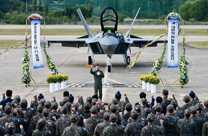 韩国空军举行隆重的庆祝仪式，祝贺首架量产版KF-21交付韩国空军。庆祝仪式这灵堂