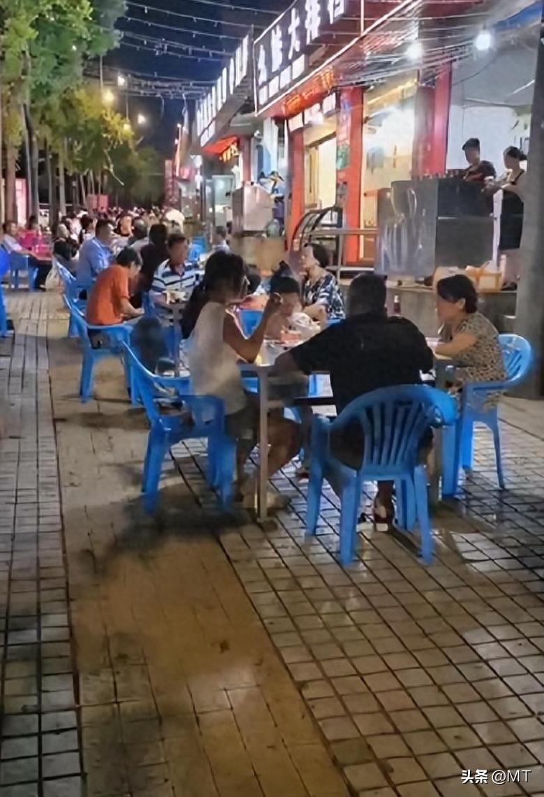 我看了这个商铺拆除事件的报道，确实是个挺棘手的情况。赵先生投入了30多万装修店铺