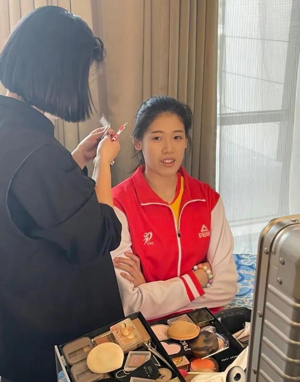 女排全明星要来了，李盈莹在化妆～[送自己一朵花]
常年比赛，轻松一些也好～
很期