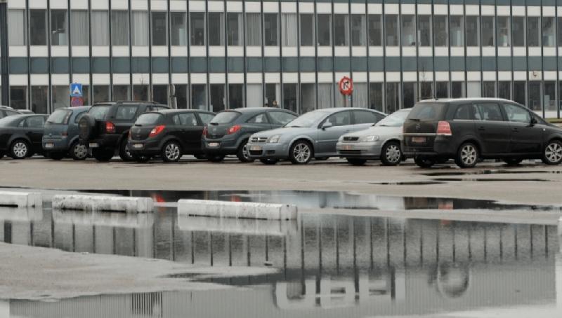 欧盟委员会周二（16日）发布汽车产业一揽子方案，提议放宽2035年「禁售燃油车」