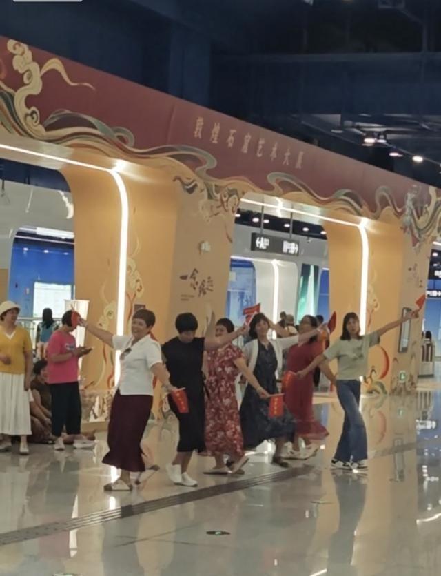 广州地铁12号线站厅大妈跳舞太离谱了。地铁是赶路的地方，她们占着应急通道，音响声