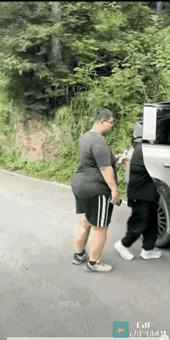 好家伙，两个腰围比身高高的胖子齐上阵，直接让SUV显得如此局促，关门都显得如此难