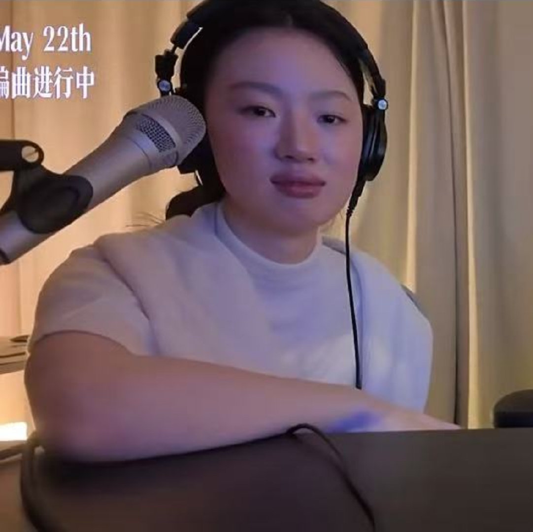 咋感觉好久没见我家孩子了呢 单依纯啥时候能赏我几张大自拍看看