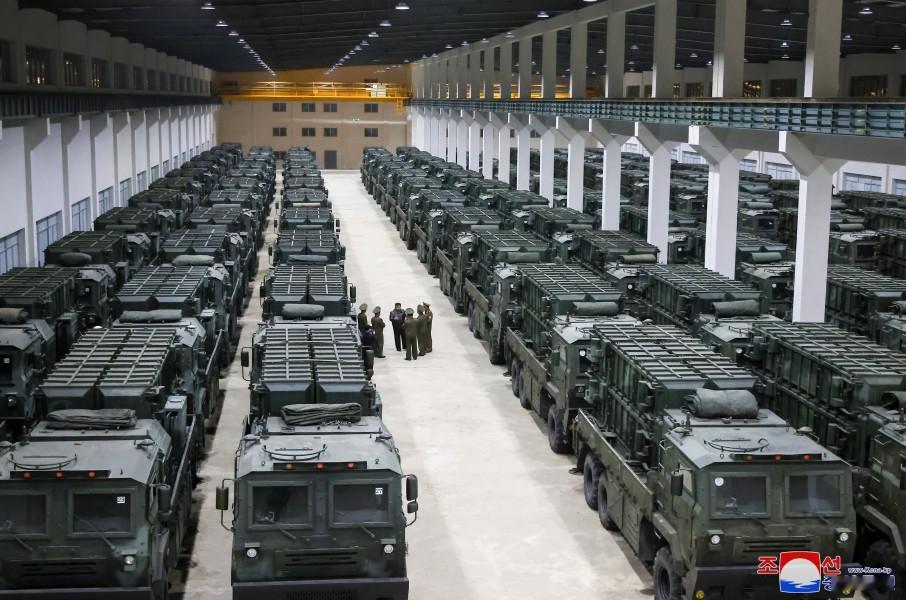 5月14日，金正恩再次视察火星-11丁（화성포-11라 ）战术弹道导弹发射车生产