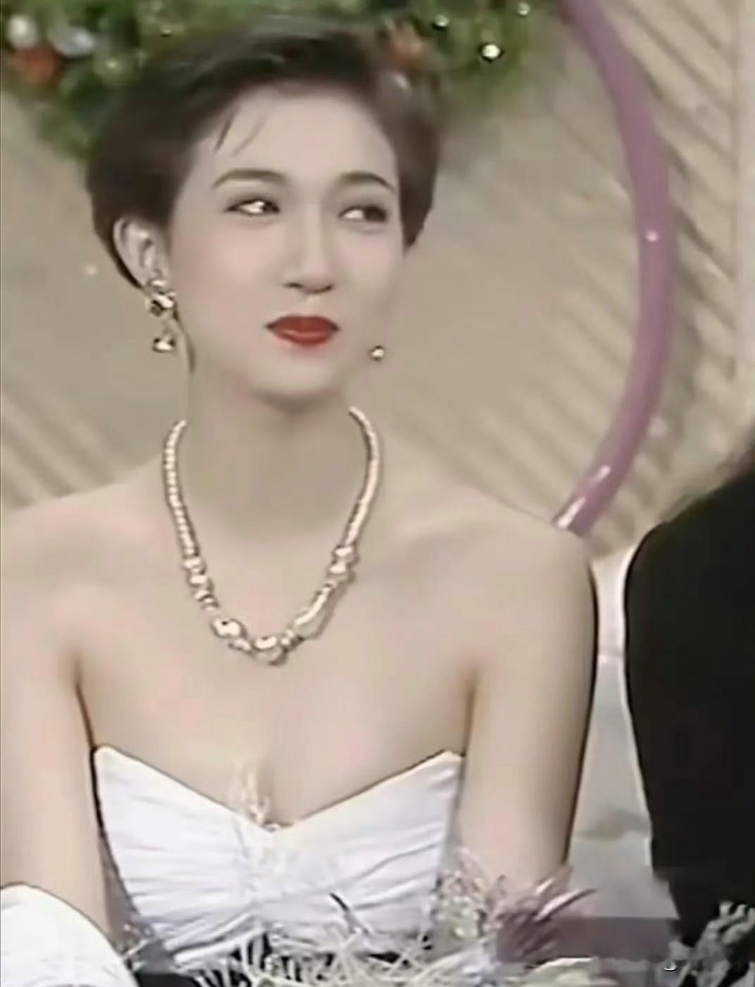 年轻时候的吴绮莉是真美，可现在说起她，大家只认为是“把一手好牌打得稀烂”的代表之