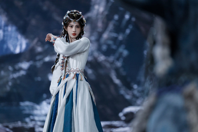 露芜衣太会爱人了 鞠婧祎的脸太权威了鞠婧祎的脸太权威了，露芜衣太会爱人了，但是永