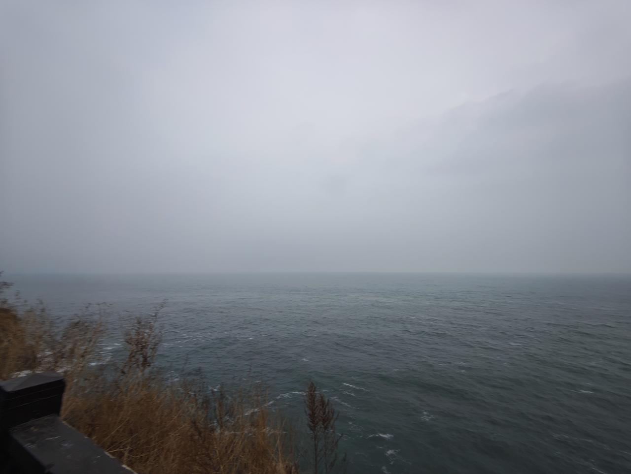 付家庄雾锁沧海，浪拍寒岩，枯草摇风，顿觉天地辽阔人心轻。