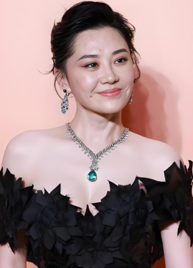 1997年，已有家室的商人刘波认识了演员许晴，之后他花3000万元买下北京宽街的