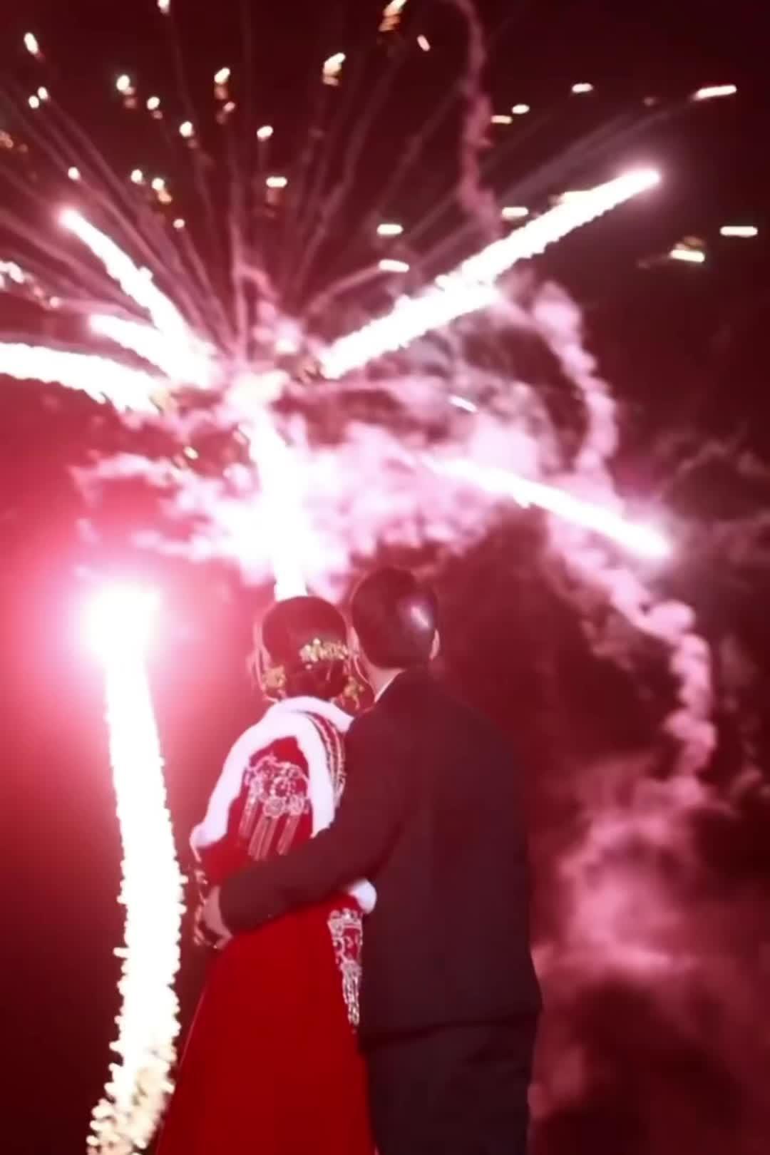 等我们结婚那天 我也要放漫天烟花 告诉全世界我们赢了