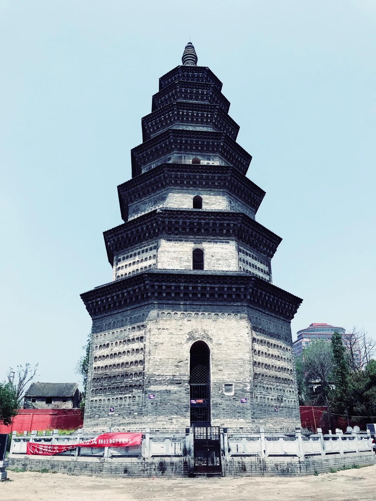 南阳邓州市的福胜寺塔，建于北宋天圣十年（公元1032年），初建时为13级，高20