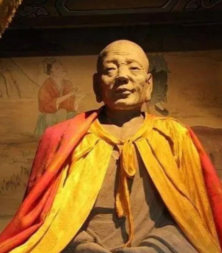 1996年，山西一名村民在寺庙打扫时，靠着佛像睡着了，醒来后，他发现自己不小心把